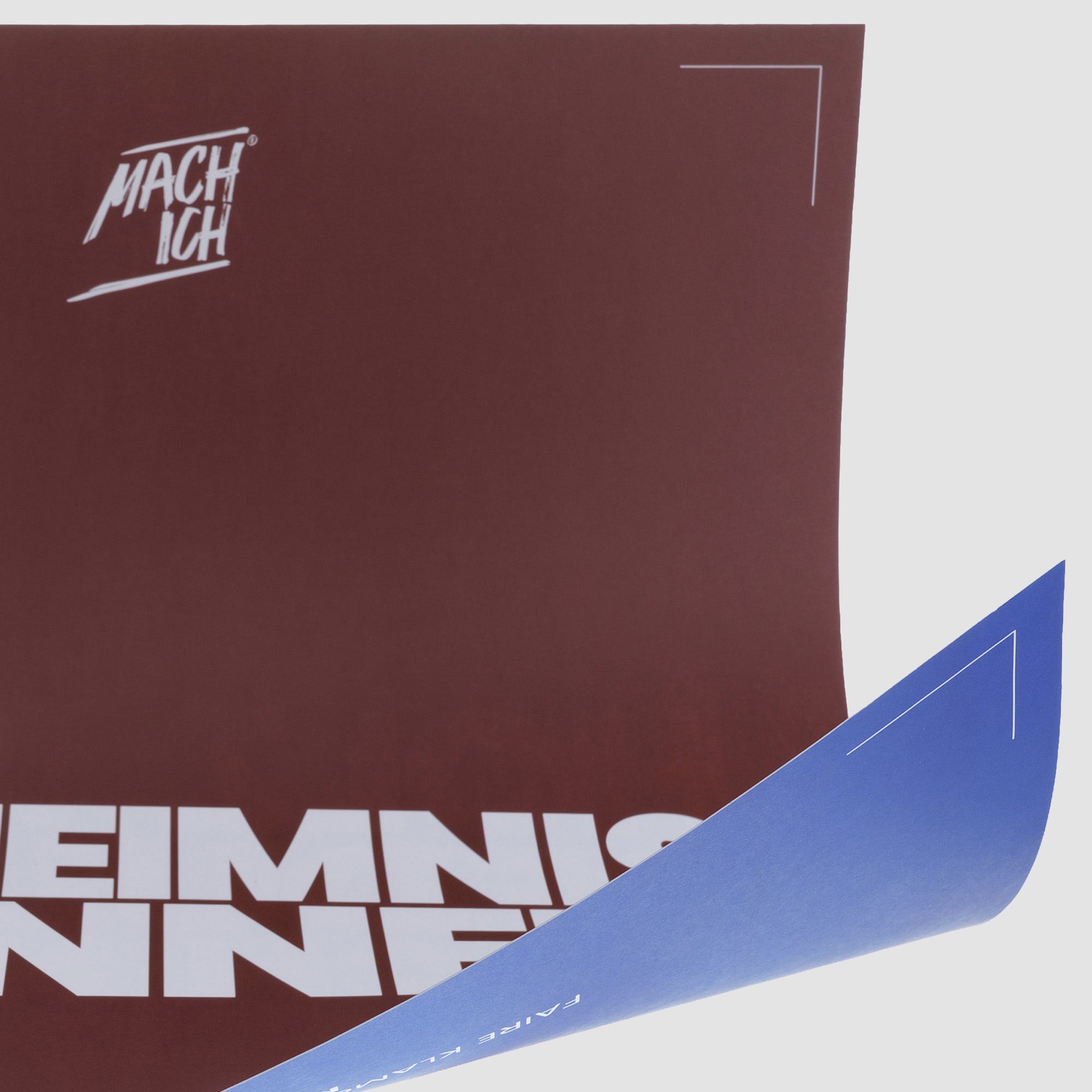 MACH ICH® Poster beidseitig 50x70 cm braun/blau MEIN GEHEIMNIS KÖNNEN (braun) + HOLZ IST GEDULDIG ICH NICHT (blau), marooner Beutel, gefaltete Broschüre, Grafiktext, weiße Schreibweise, Eckenteil Falte