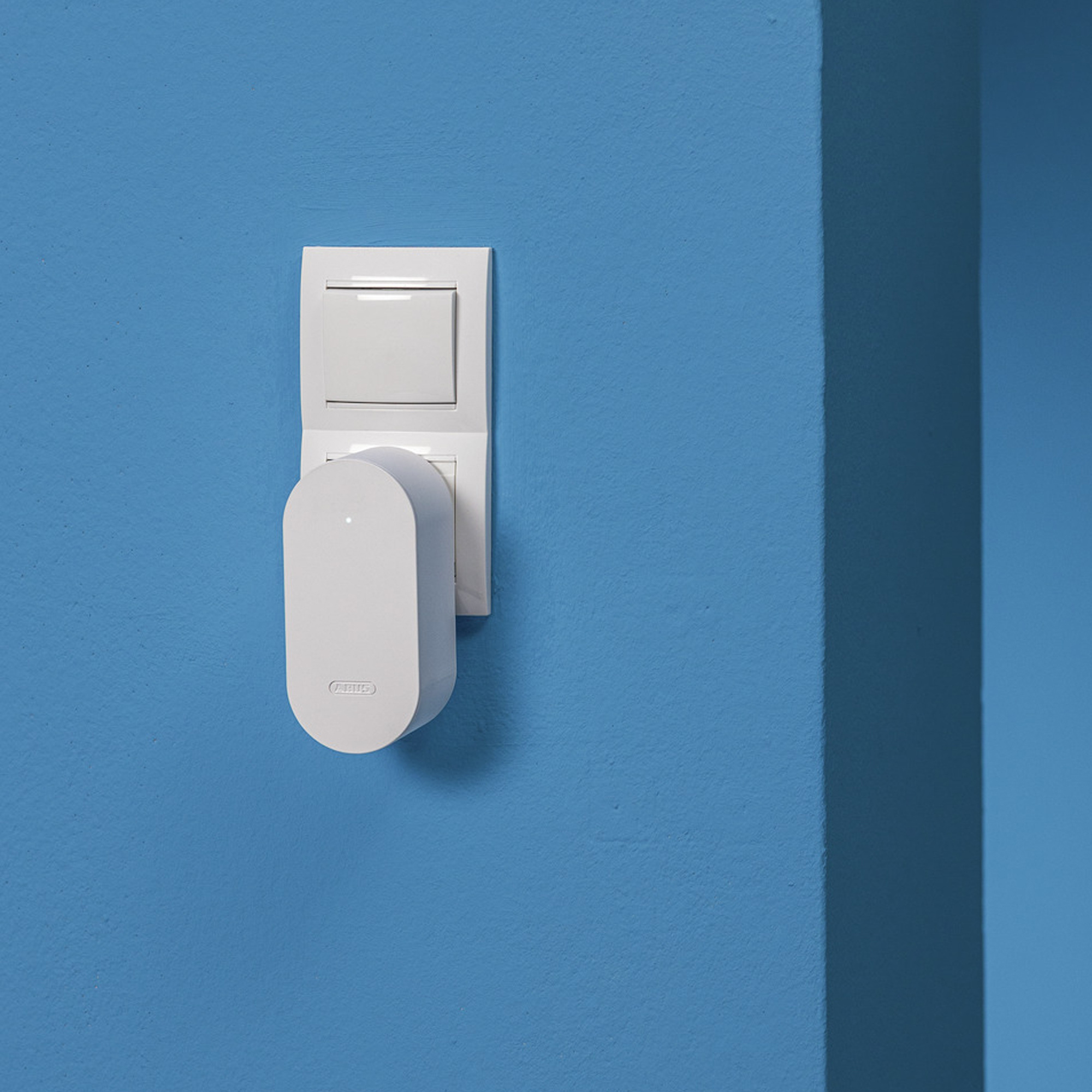 ABUS BRIDGE One WLAN-Bridge CFW4100 schwarz, Türgong, Haustürschutz?, Weiß, Wand-Schalter, Schaltgerät, elektrischer stecker, wandsteckdose, weißer adapter, glatte oberfläche, kunststoff