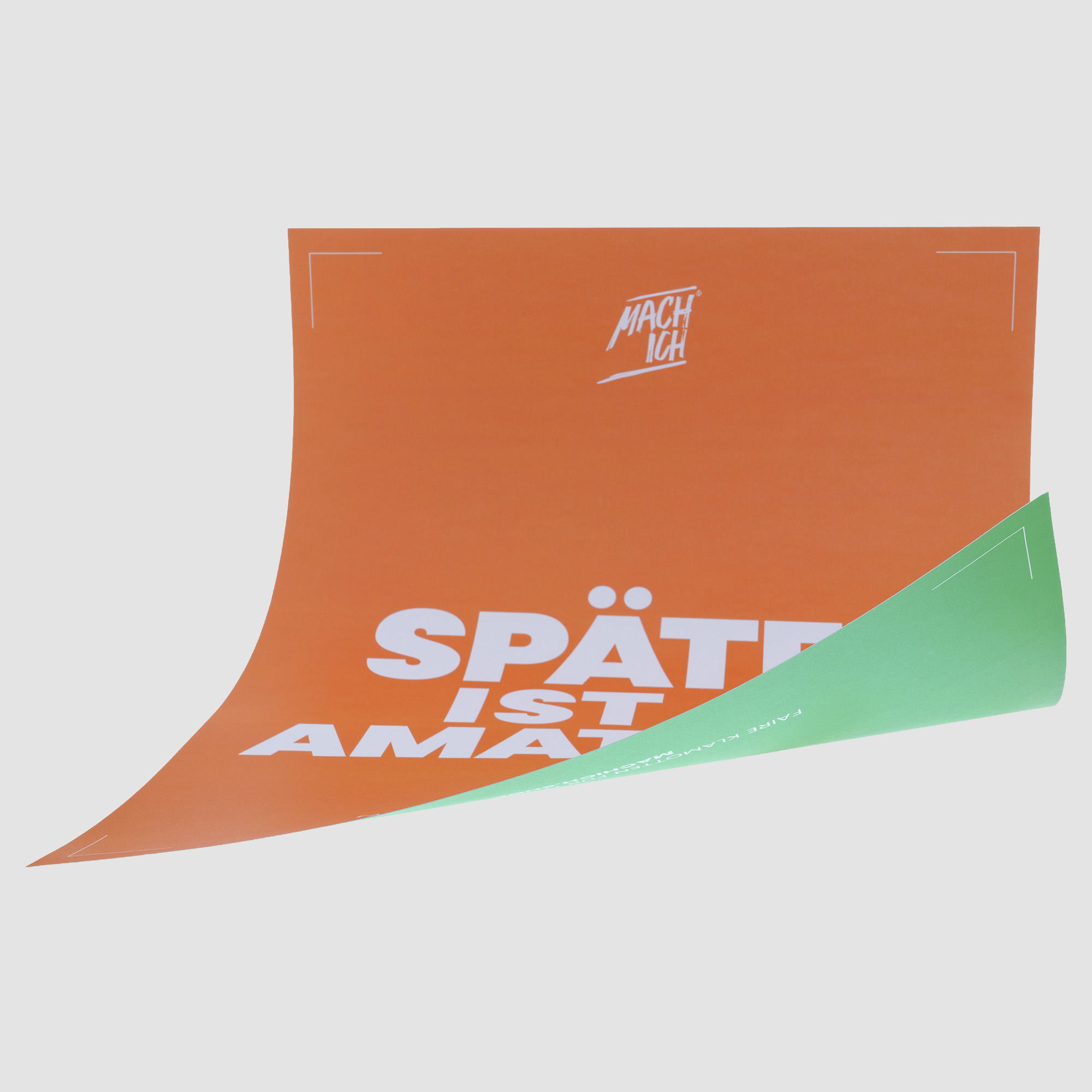 MACH ICH® Poster beidseitig 50x70 cm grün/orange SCHWIERIG GENAUMEIN DING (grün) + SPÄTER IST FÜR AMATEURE (orange), poster, orange, grünEck, grafiktext, gefalteteEcke