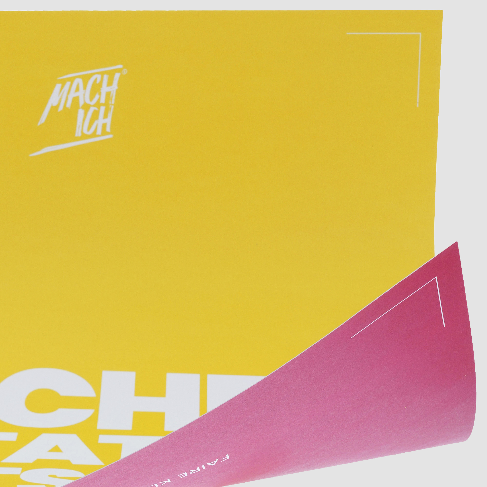MACH ICH® Poster beidseitig 50x70 cm gelb/rot MACHEN STATT QUATSCHEN (gelb) + ICH DREH SCHRAUBEN, KEINE DÄUMCHEN (Mach-Ich-rot), gelbe tasche, rosa sichtfeld, gefaltete ecke, grafik design, material unbekannt