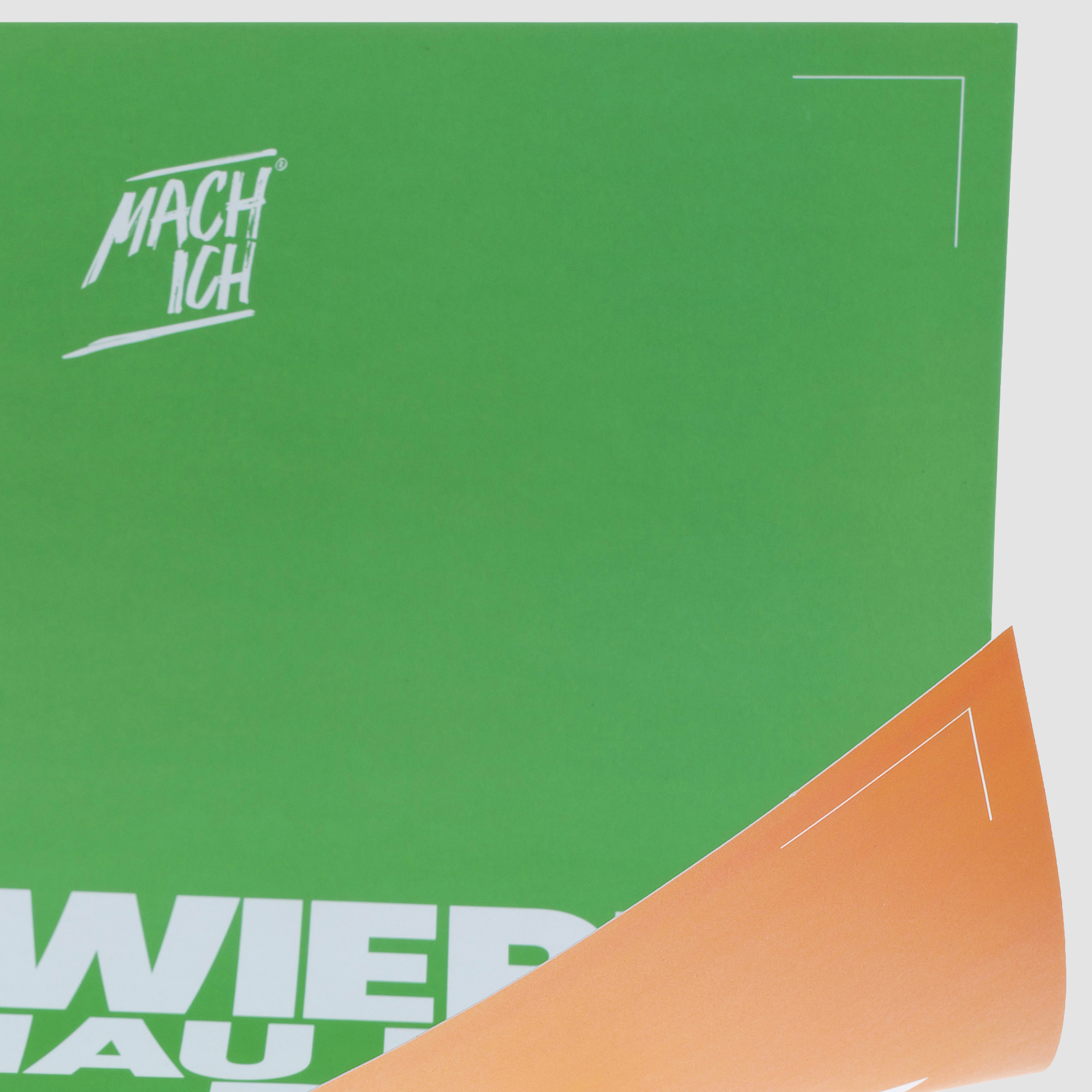 MACH ICH® Poster beidseitig 50x70 cm grün/orange SCHWIERIG GENAUMEIN DING (grün) + SPÄTER IST FÜR AMATEURE (orange), grüner Umschlag, orangee Ecke, Grafikdesign, MACHICH Logo, Text teilweise