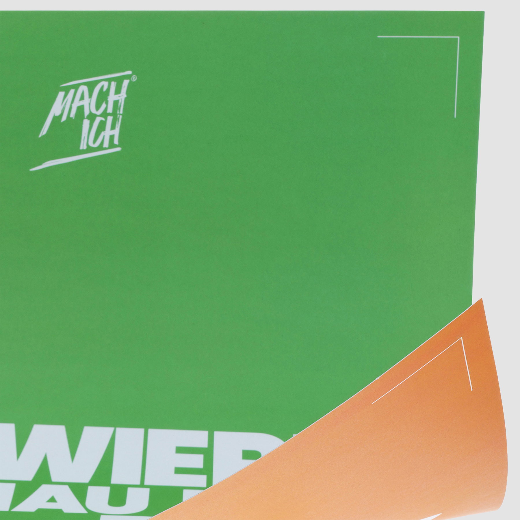 MACH ICH® Poster beidseitig 50x70 cm Bundle bestehend aus: 1 x Poster gelb/rot 1 Poster braun/blau 1 Poster grün/orange, grüner Karton, orangenes Eckstück, Grafikdesign, gefalzene Ecke, MACHICH Logo